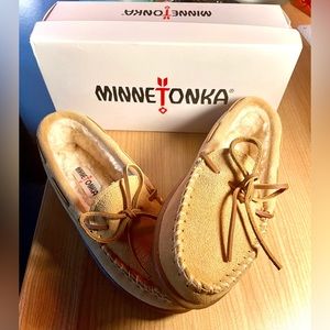 Minnetonka Women’s Size 8.5, Pile Lined Hard, Tan Moccasins